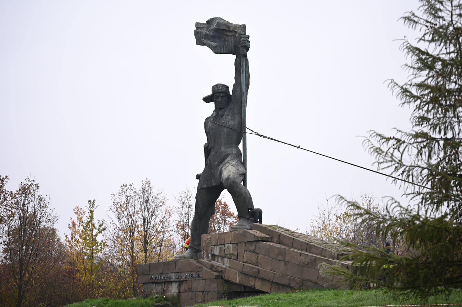 В Ужгороді демонтували 19-тонний пам’ятник радянському солдату. Фото 