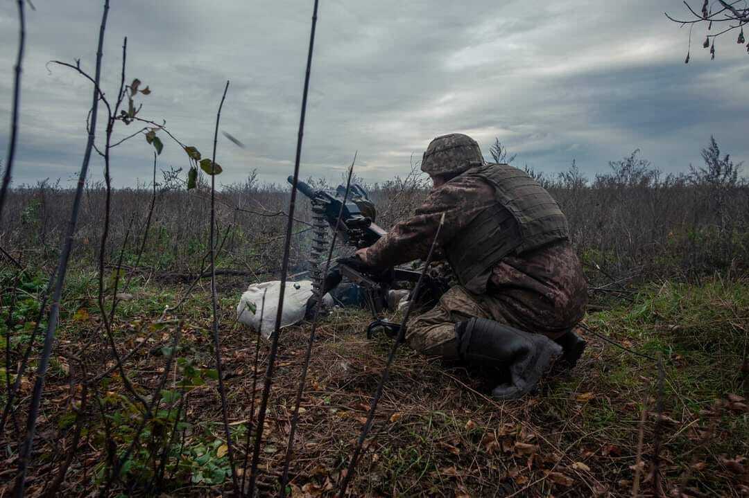 Войска РФ ведут наступление на двух направлениях, ВСУ уничтожили вражеский склад боеприпасов и район сосредоточения живой силы – Генштаб