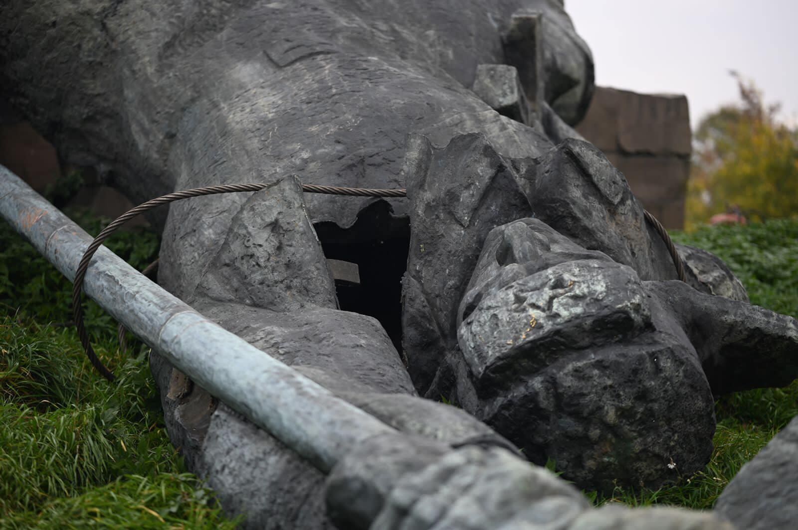 В Ужгороде демонтировали 19-тонный памятник советскому солдату. Фото