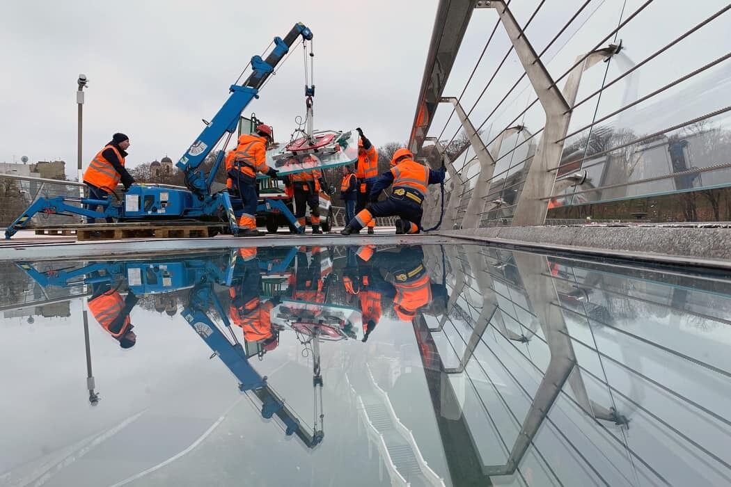 Кличко показав, як фахівці ремонтуюсь ''скляний'' міст у Києві. Фото та відео