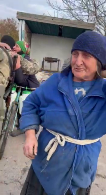 Бабуся плакала і обіймала воїнів ЗСУ: у мережу потрапило зворушливе відео із Брускинського на Херсонщині 