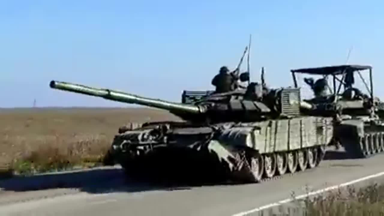 Второй "ленд-лиз" для ВСУ: в сети показали, как затрофеиный российский танк Т-72Б3М тянет еще один захваченный Т-90. Видео