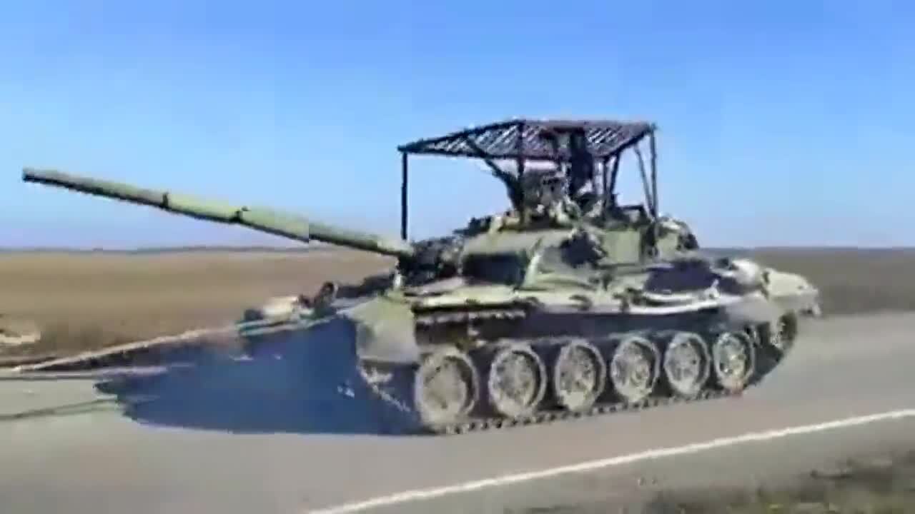Другий ''ленд-ліз'' для ЗСУ: у мережі показали, як затрофеїний російський танк Т-72Б3М тягне ще один захоплений Т-90. Відео 