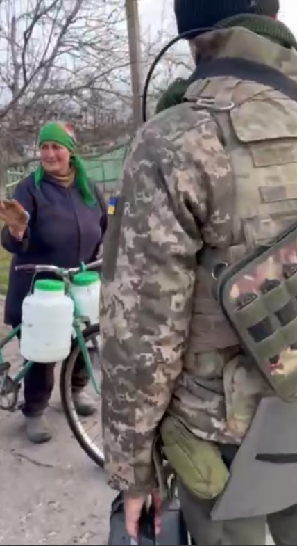 Бабушка плакала и обнимала воинов ВСУ: в сеть попало трогательное видео из Брускинского в Херсонской области