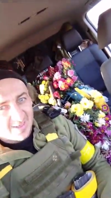 "Дякуємо, наші рідненькі": жителі звільненої Павлівки на Миколаївщині квітами зустрічали бійців ЗСУ.  Відео  