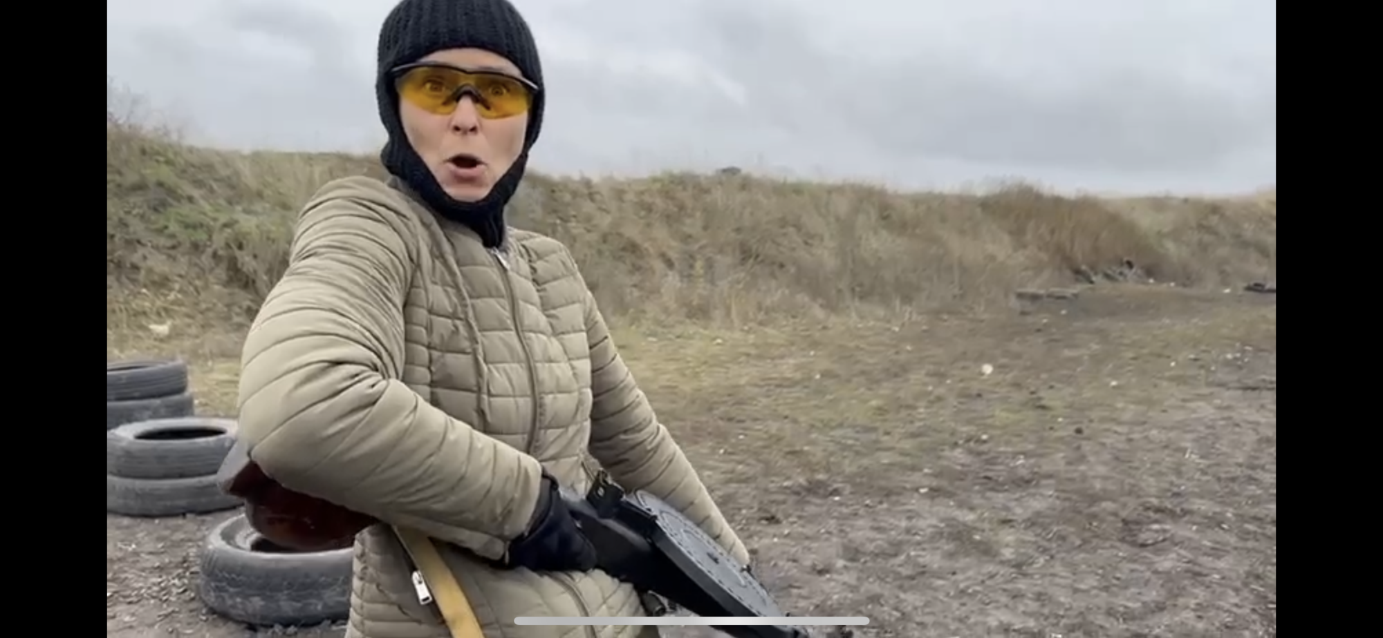 Чичеріна з кулеметом в руках видала власну історію походження назви українського Херсона. Відео