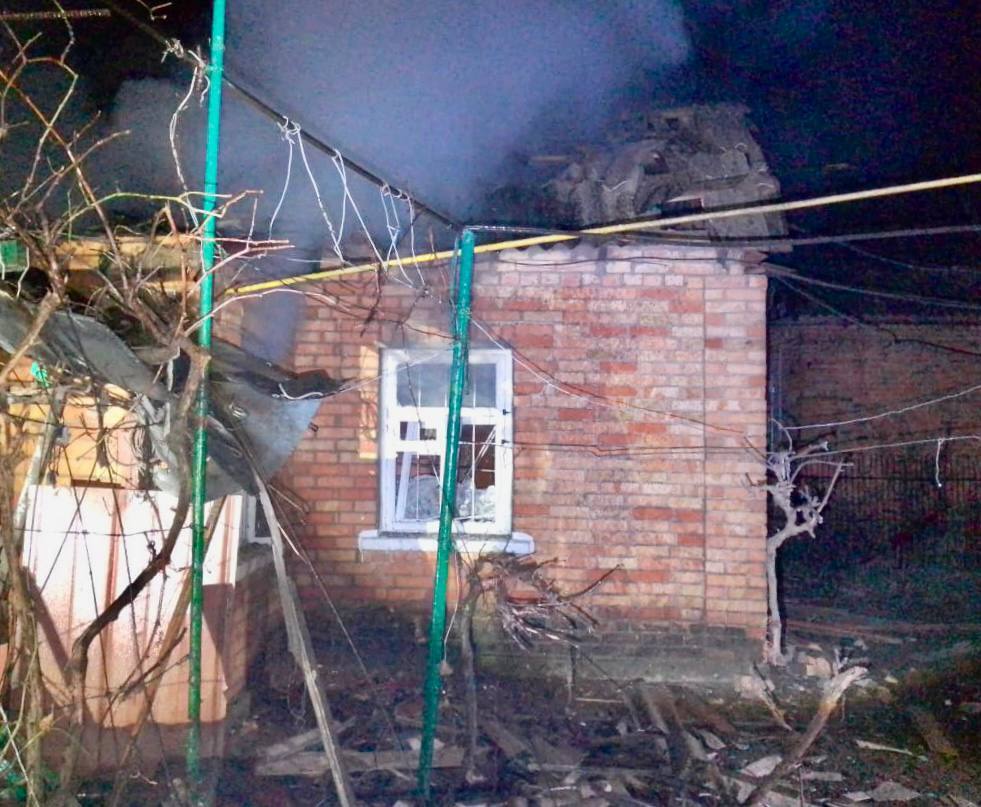 Оккупанты обстреляли Днепропетровщину, в Никополе ранена женщина: вражеские снаряды вызвали пожар. Фото