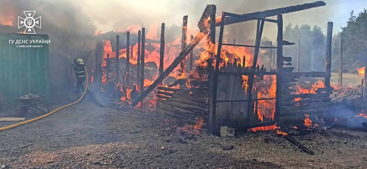 На Киевщине сгорело здание, потому что владелец местного водоема не разрешил спасателям набирать воду. Фото и видео