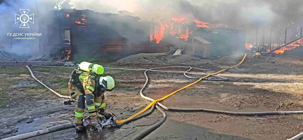 На Киевщине сгорело здание, потому что владелец местного водоема не разрешил спасателям набирать воду. Фото и видео