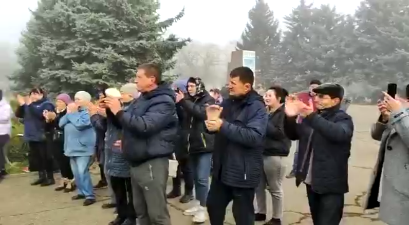 Воины ВСУ подняли украинский флаг в Снигиревке. Видео