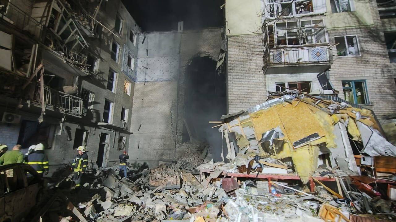 Оккупанты ударили по дому в Николаеве и убили семь человек: Зеленский назвал атаку ответом на успехи на фронте. Фото и видео