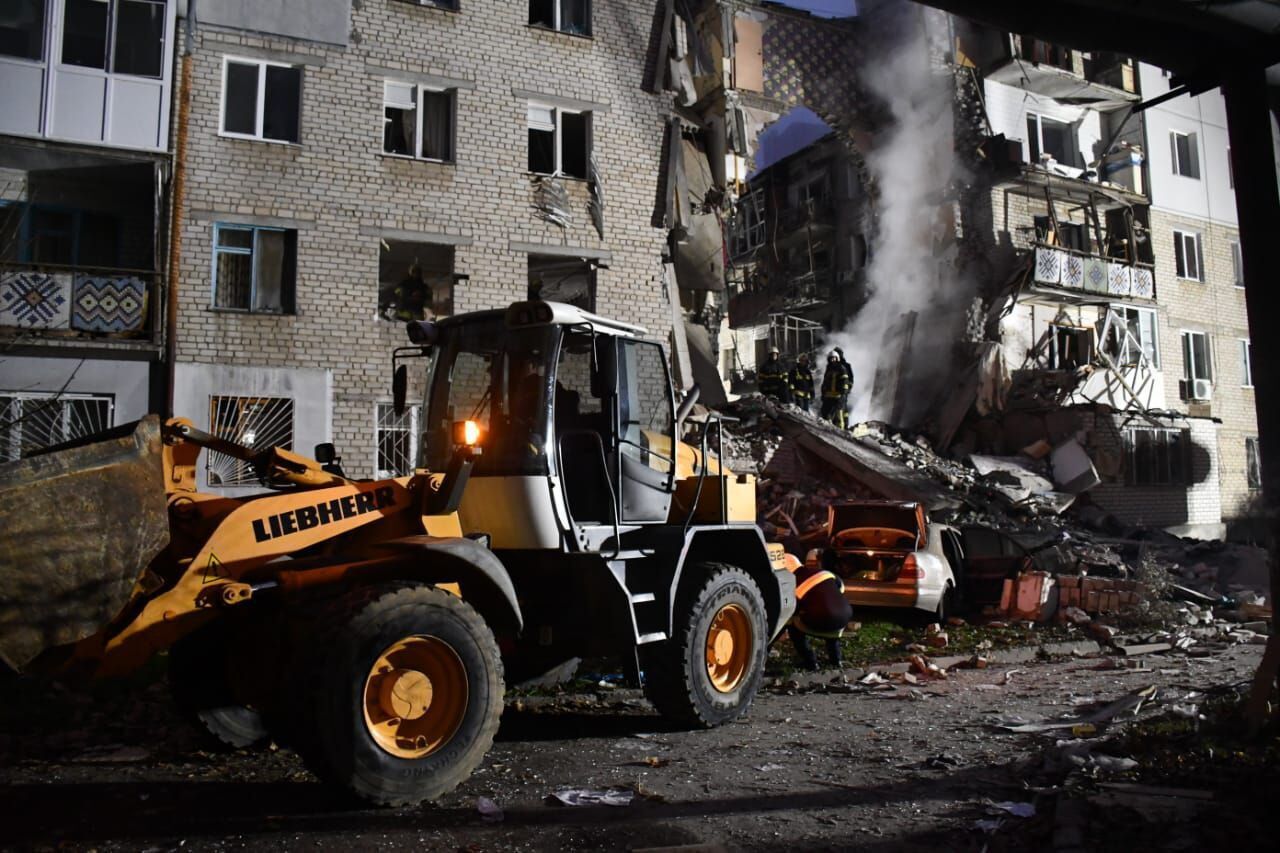 Окупанти вдарили по будинку в Миколаєві та вбили сімох людей: Зеленський назвав атаку відповіддю на успіхи на фронті. Фото і відео