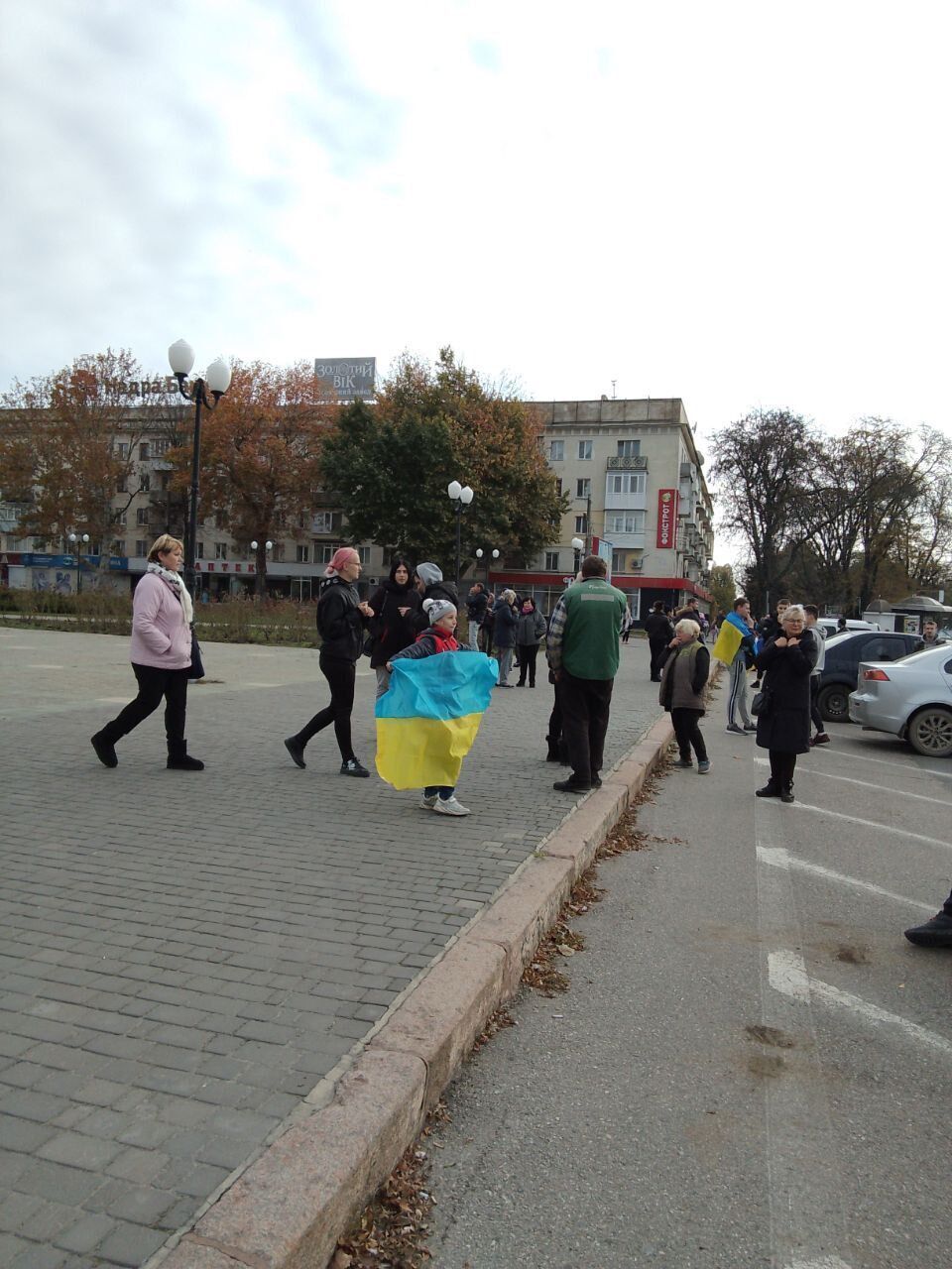 В Херсоне люди выходят на улицы с флагами Украины