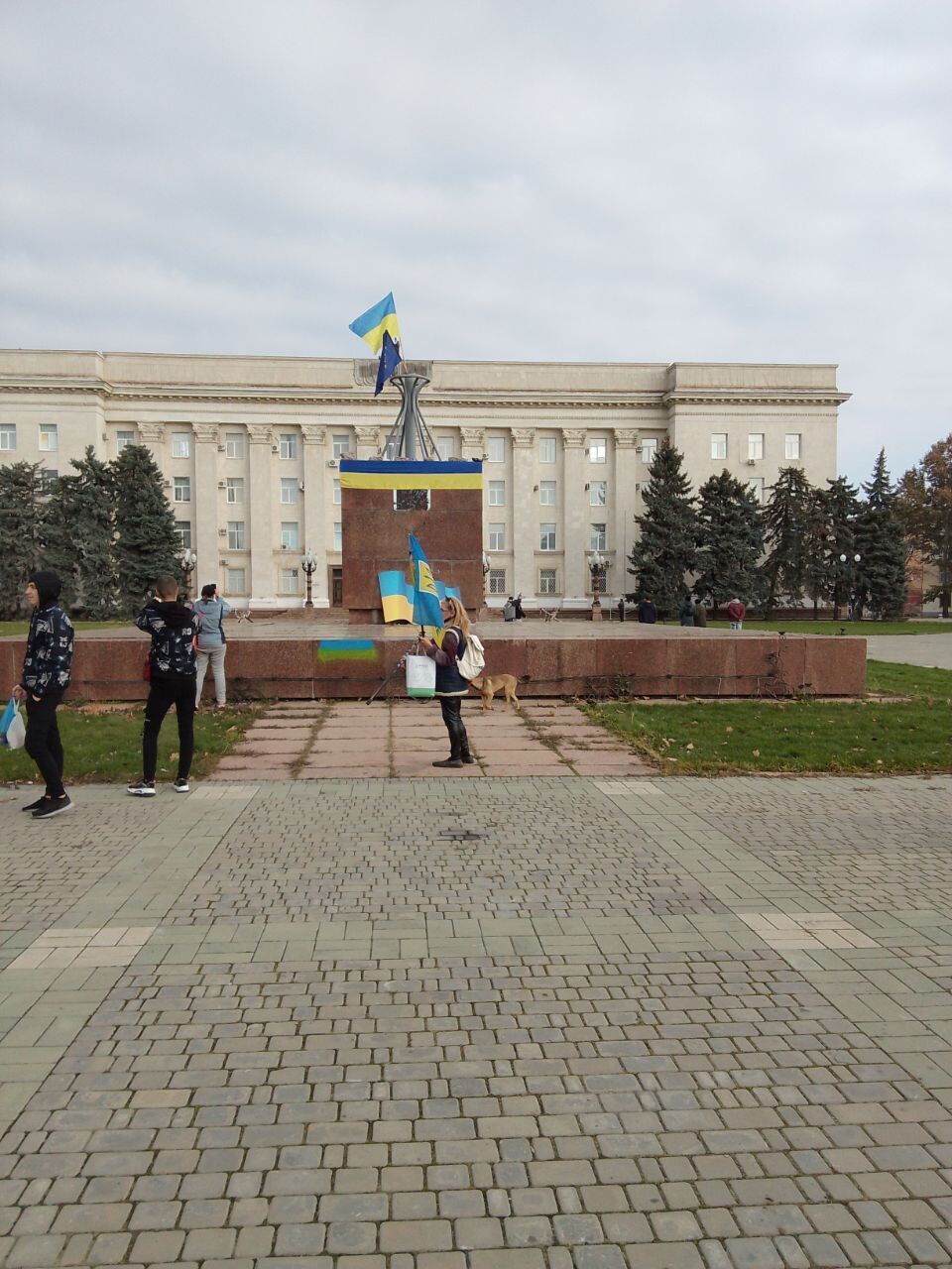 Люди з українськими прапорами у Херсоні