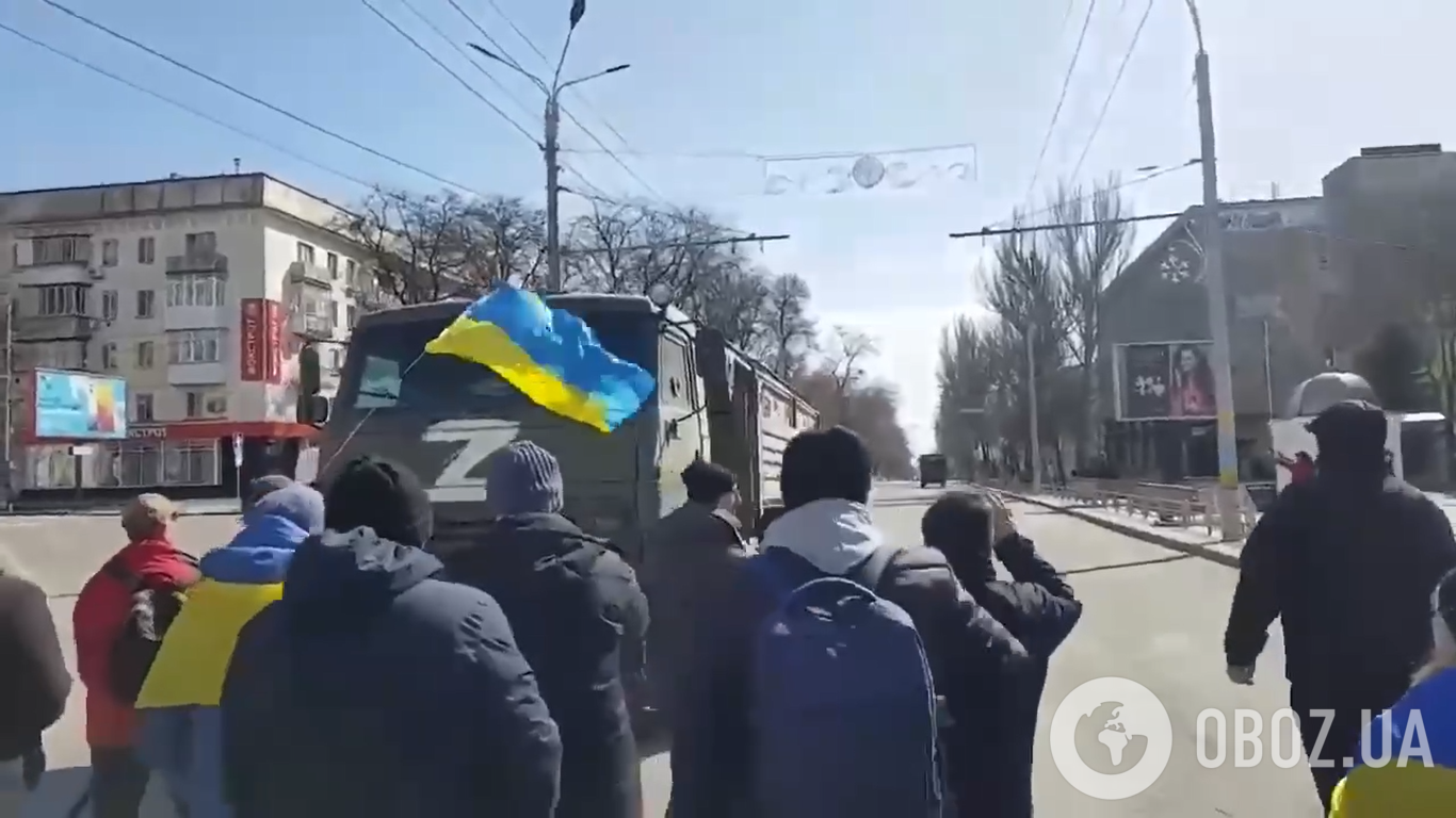 Жители Херсона встречают российских оккупантов