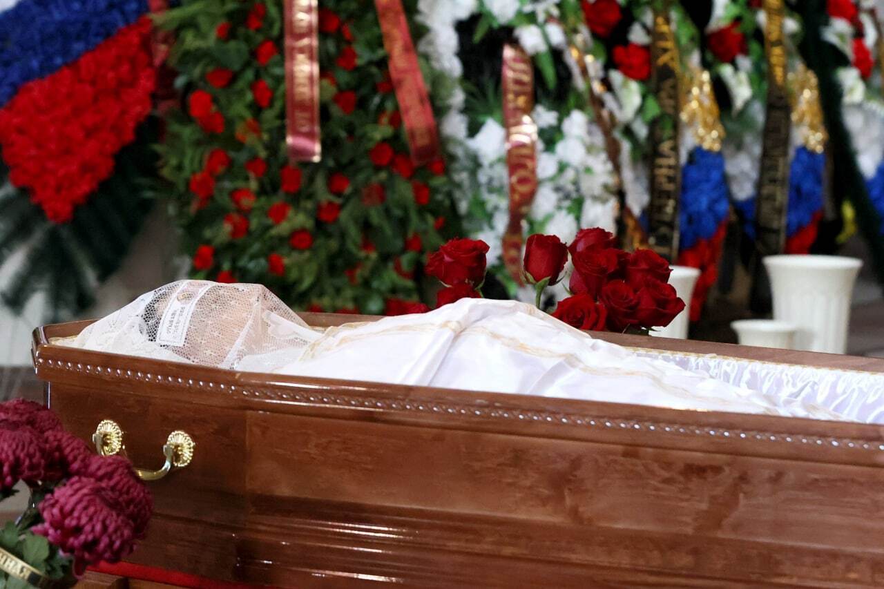Пропагандисти показали труну зі Стремоусовим: на похорон прибув топчиновник Путіна. Фото 