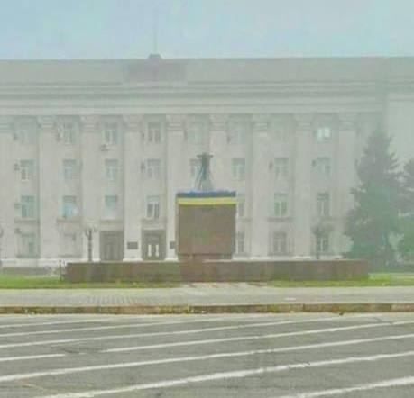 В сети показали фото украинского флага в Херсоне: какая сейчас ситуация в городе. Фото