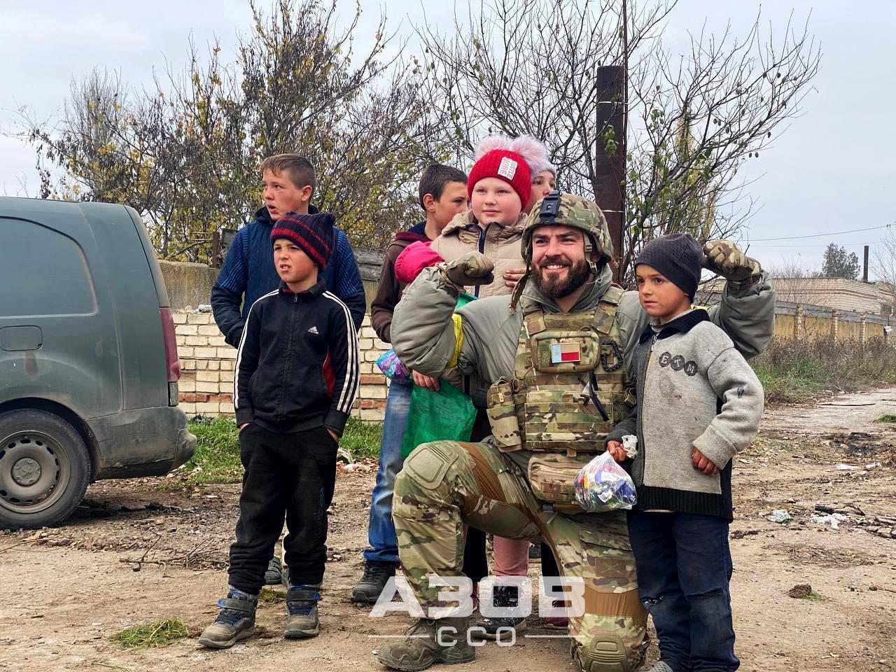 Зустрічають, як рідних: у мережі показали зворушливі кадри, як вітають українських воїнів на Херсонщині. Відео