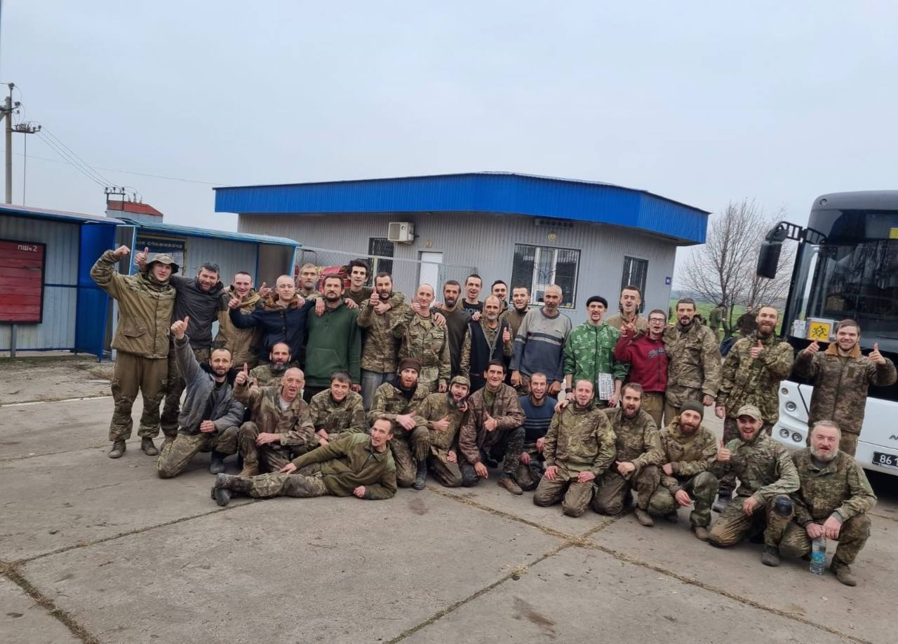 Україна провела новий обмін полоненими: вдалося звільнити 45 воїнів ЗСУ. Фото і відео