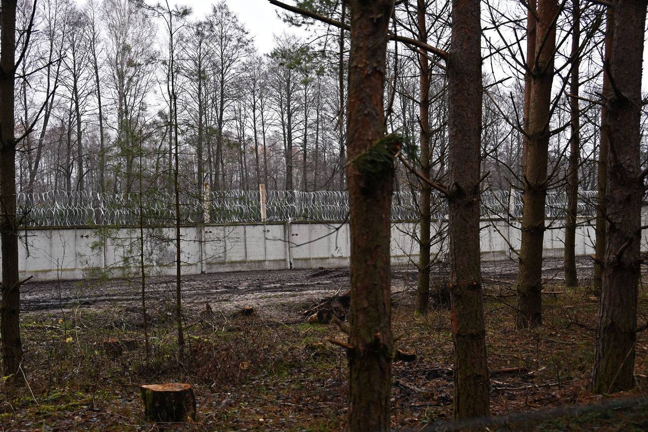 Кордон із Білоруссю укріплюють парканом із колючим дротом: на Волині вже облаштували 3 км стіни. Фото