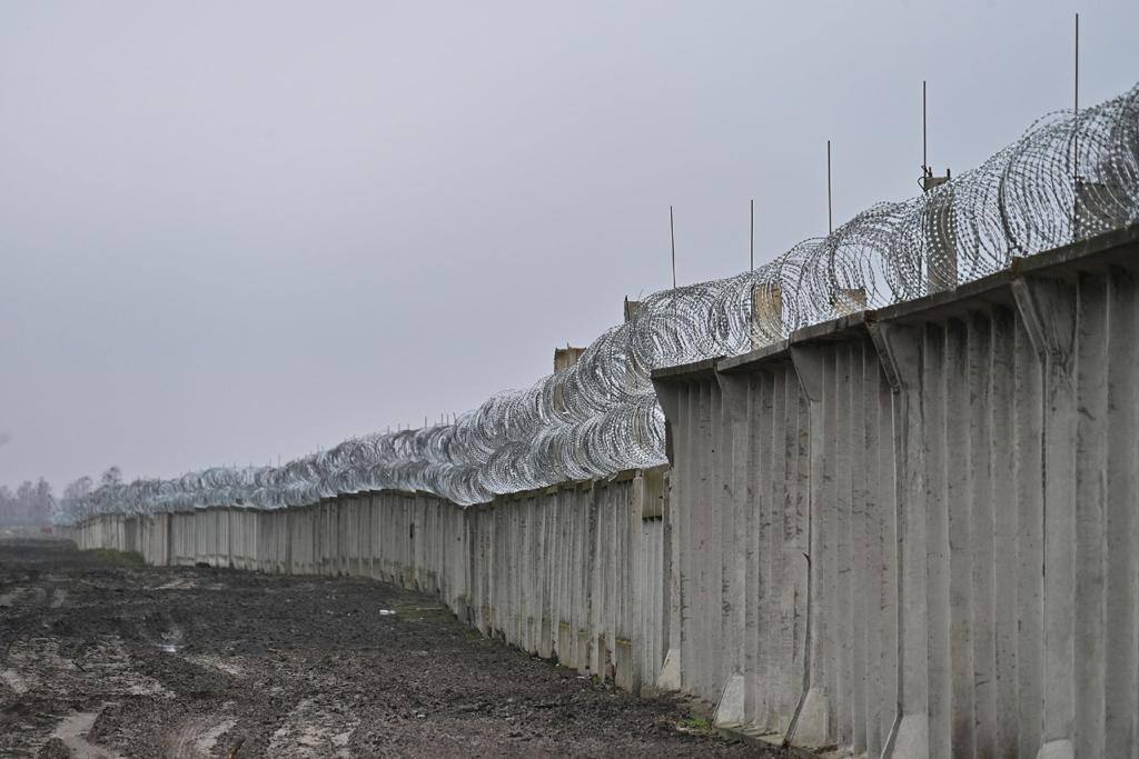 Границу с Беларусью укрепляют забором с колючей проволокой: на Волыни уже обустроили 3 км стены. Фото