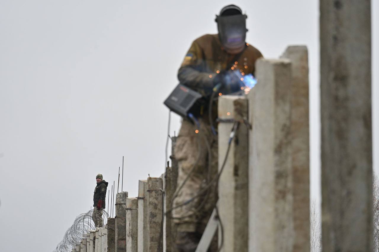 Кордон із Білоруссю укріплюють парканом із колючим дротом: на Волині вже облаштували 3 км стіни. Фото