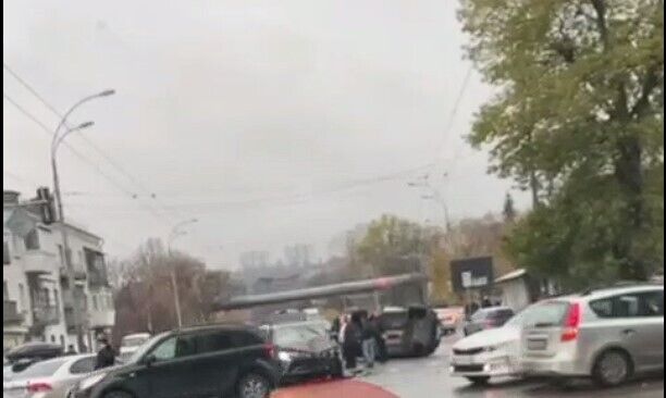 У Києві сталась ДТП за участю трьох авто: один із легковиків перекинувся. Відео