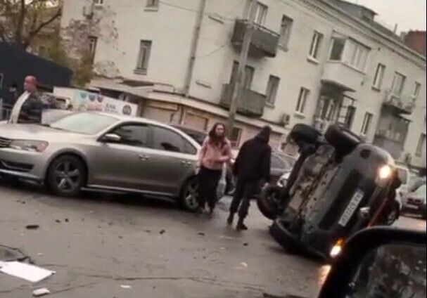 У Києві сталась ДТП за участю трьох авто: один із легковиків перекинувся. Відео