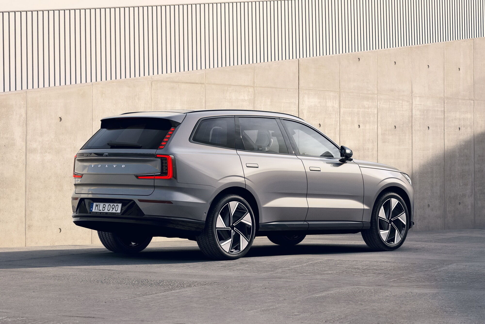 Volvo представил новый электрический SUV EX90