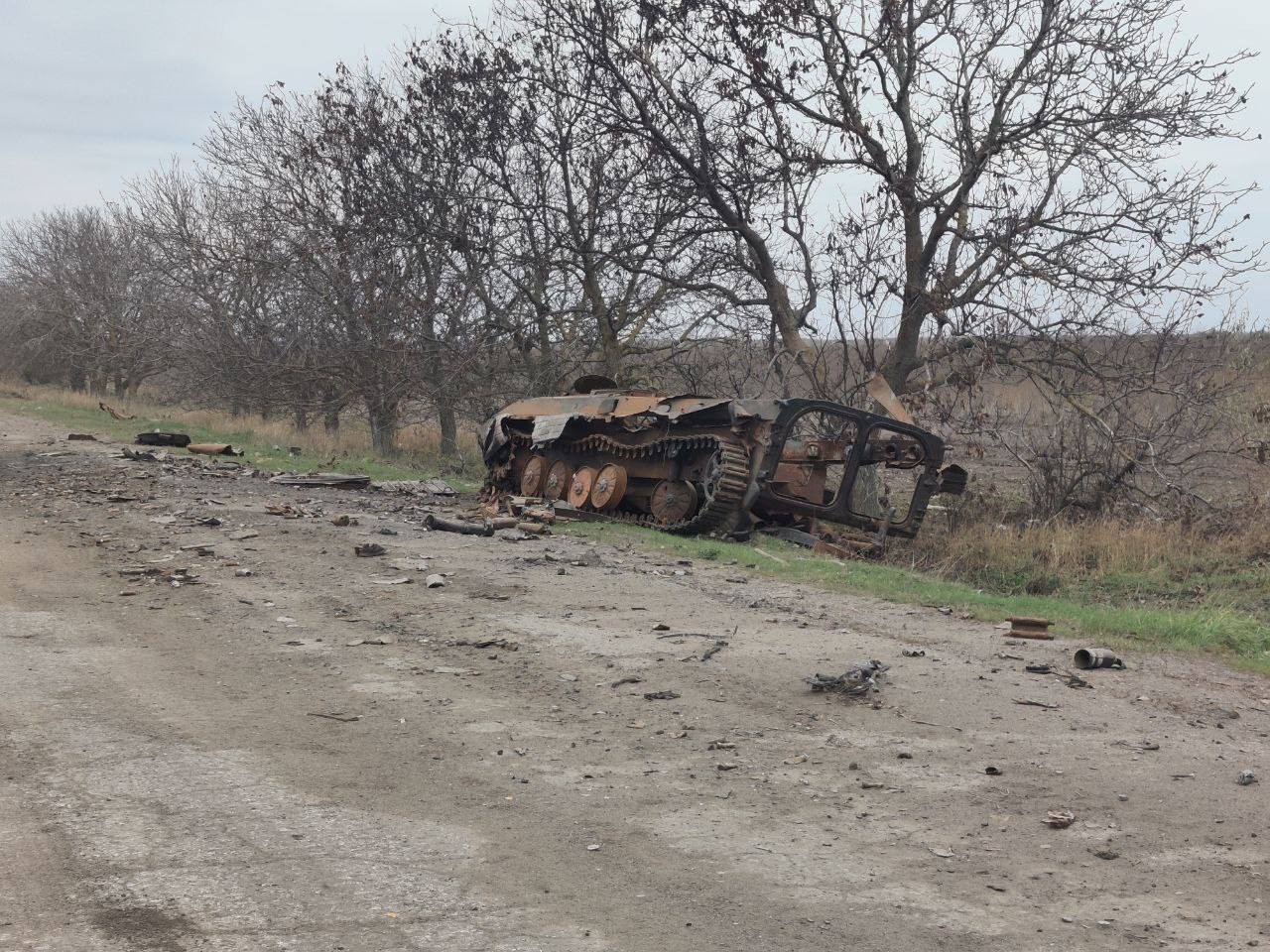 Купи сміття і жіночі засоби гігієни в шкарпетках: з'явилися нові фото "побуту" окупантів на Херсонщині. Фото