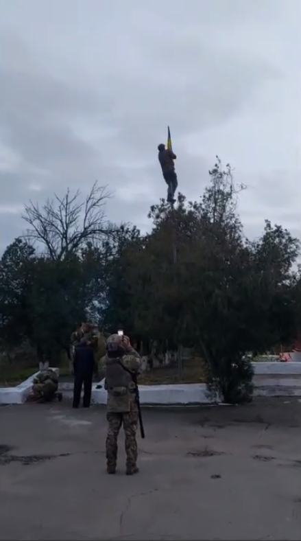 Одесские морпехи подняли украинский флаг в селе Львово Херсонской области: видео героев