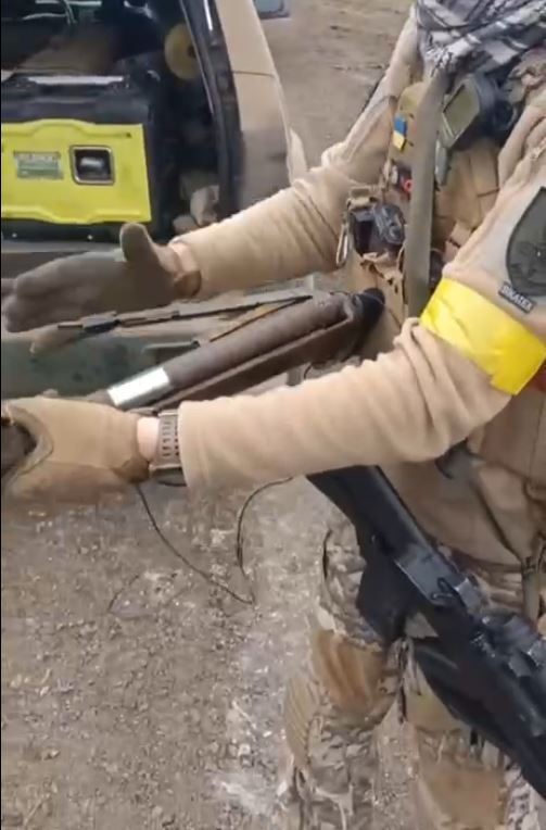 Українські бійці показали російську "зброю" на дроті, яку затрофеїли після знищення ворога. Відео