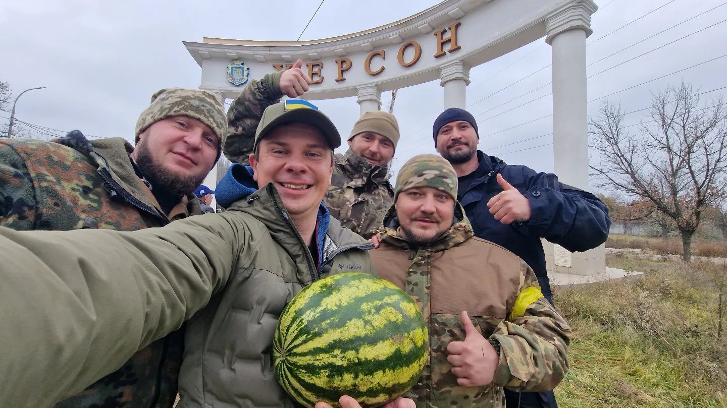 Дмитрий Комаров сфотографировался на въезде в освобожденный Херсон с военными и символом области