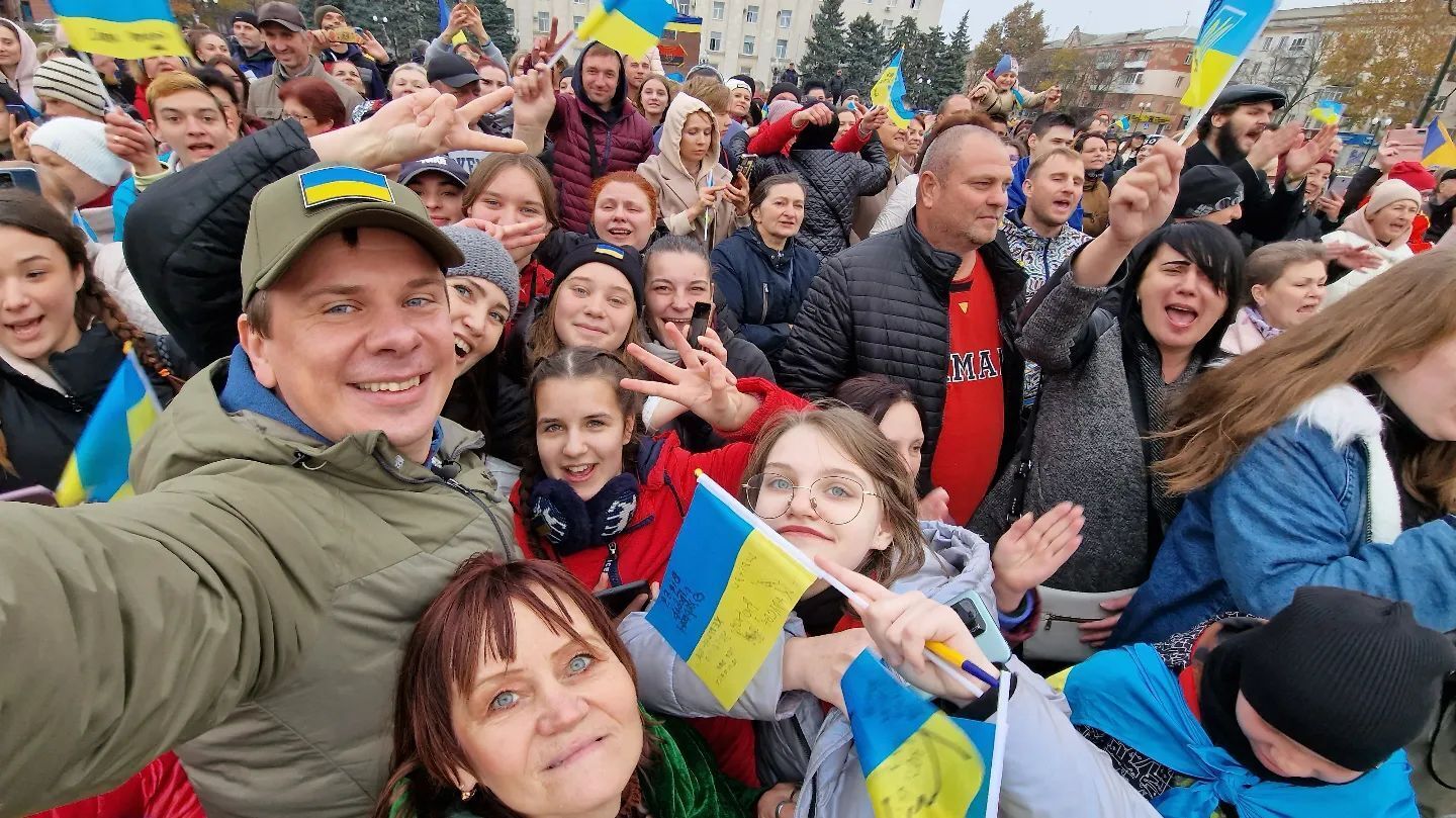 Дмитрий Комаров сфотографировался на въезде в освобожденный Херсон с военными и символом области