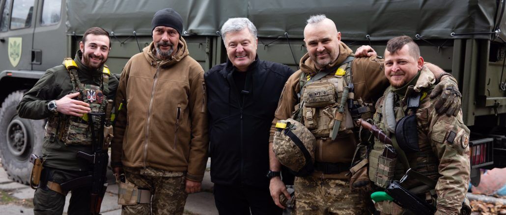 "Готовы идти в Донецк и дальше!" Порошенко привез технику и снаряжение бойцам на горячую точку восточного фронта