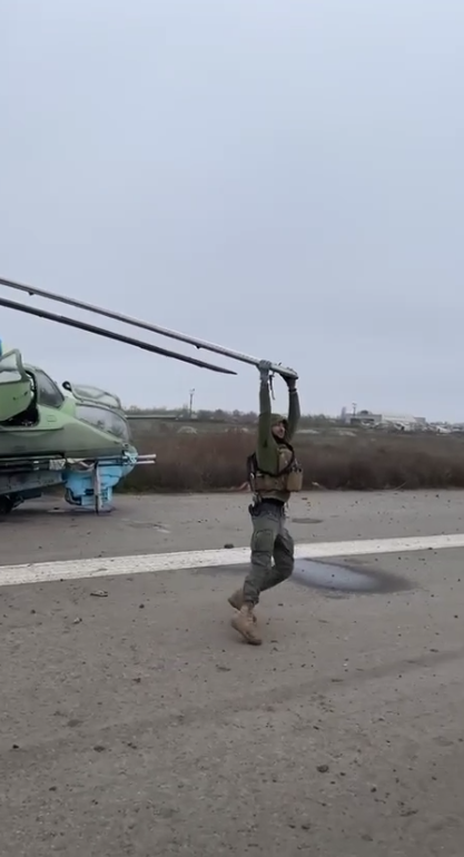 ВСУ затрофеили еще один вертолет, который ранее был украинским. Видео