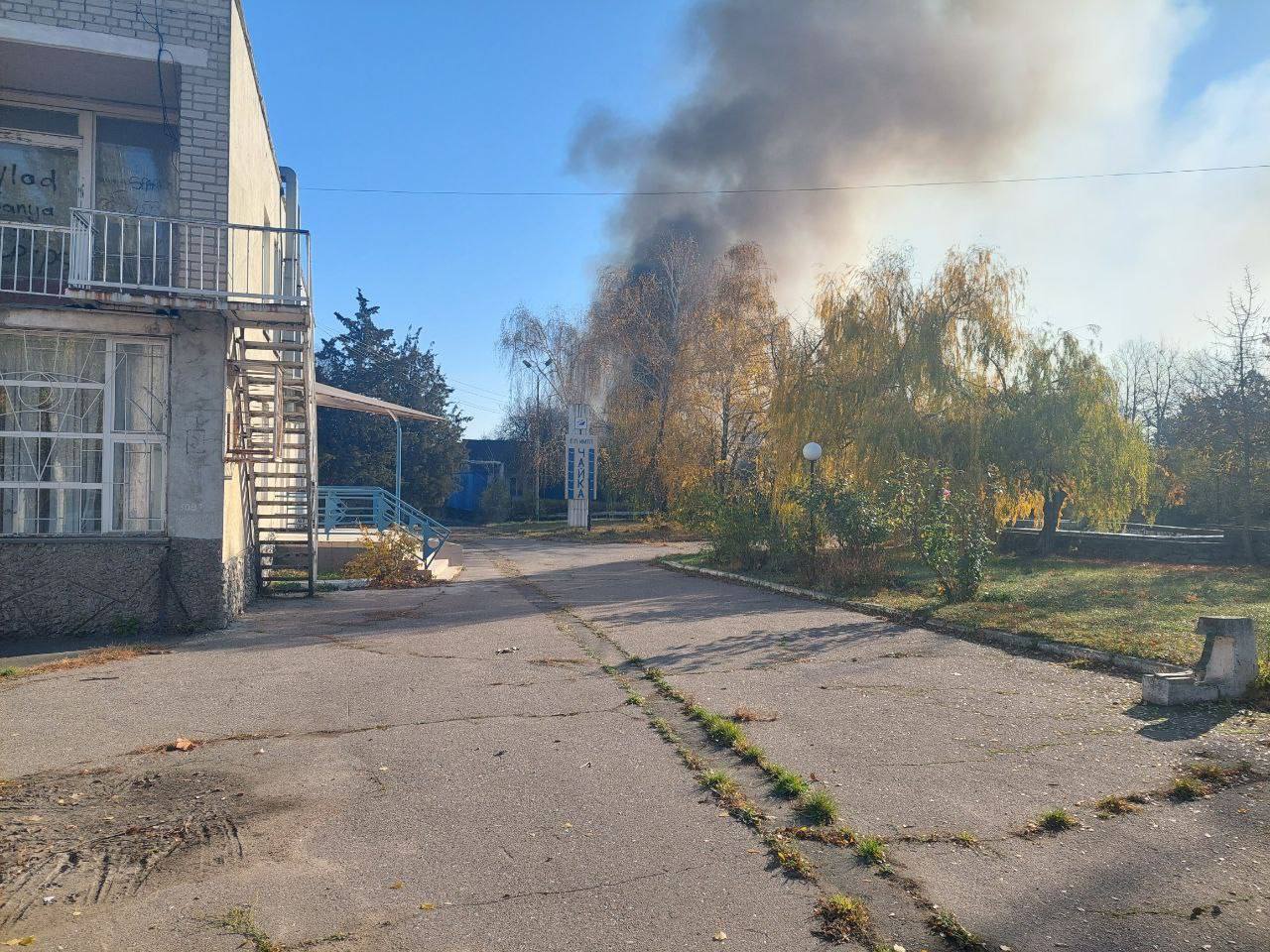 У Чорноморську на Одещині спалахнув пансіонат: відео з місця подій