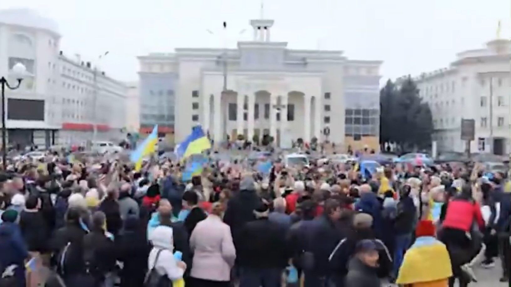 Херсон третій день масово святкує звільнення від Росії: сльози щастя і прапори. Відео