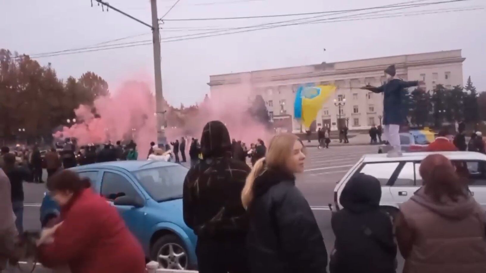 Херсон третий день массово празднует освобождение от России: слезы счастья и флаги. Видео