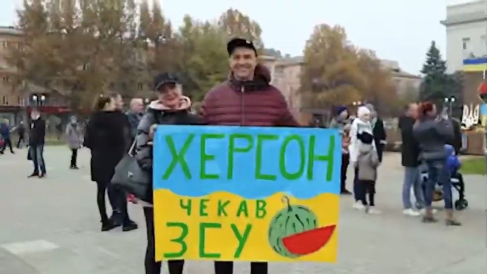 Херсон третий день массово празднует освобождение от России: слезы счастья и флаги. Видео