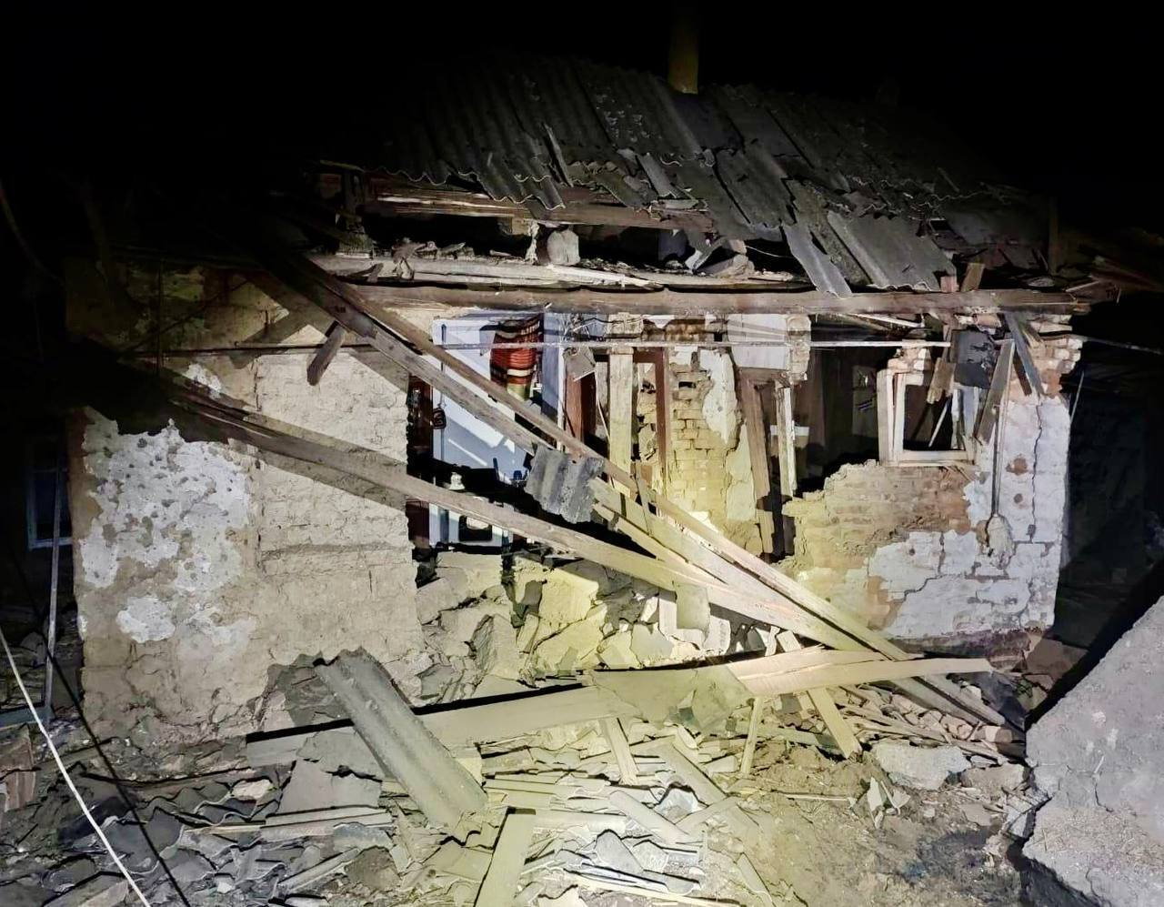 РФ ударила ''Градами'' та важкою артилерією по Дніпропетровщині: двоє поранених і десятки понівечених будинків. Фото