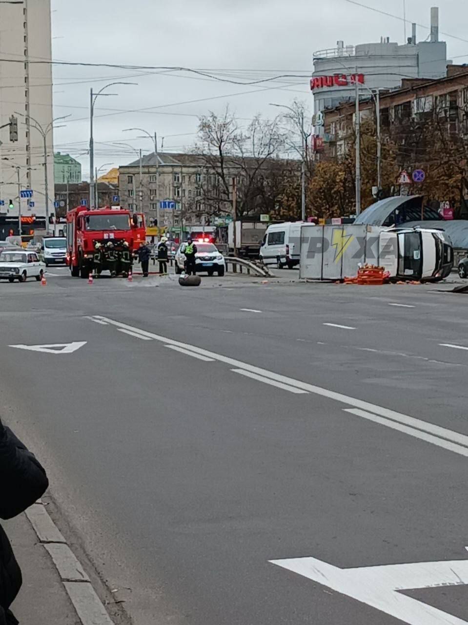 ДТП на Дарницкой площади в Киеве – произошло ДТП с участием фуры одна из  машин опрокинулась – видео | OBOZ.UA