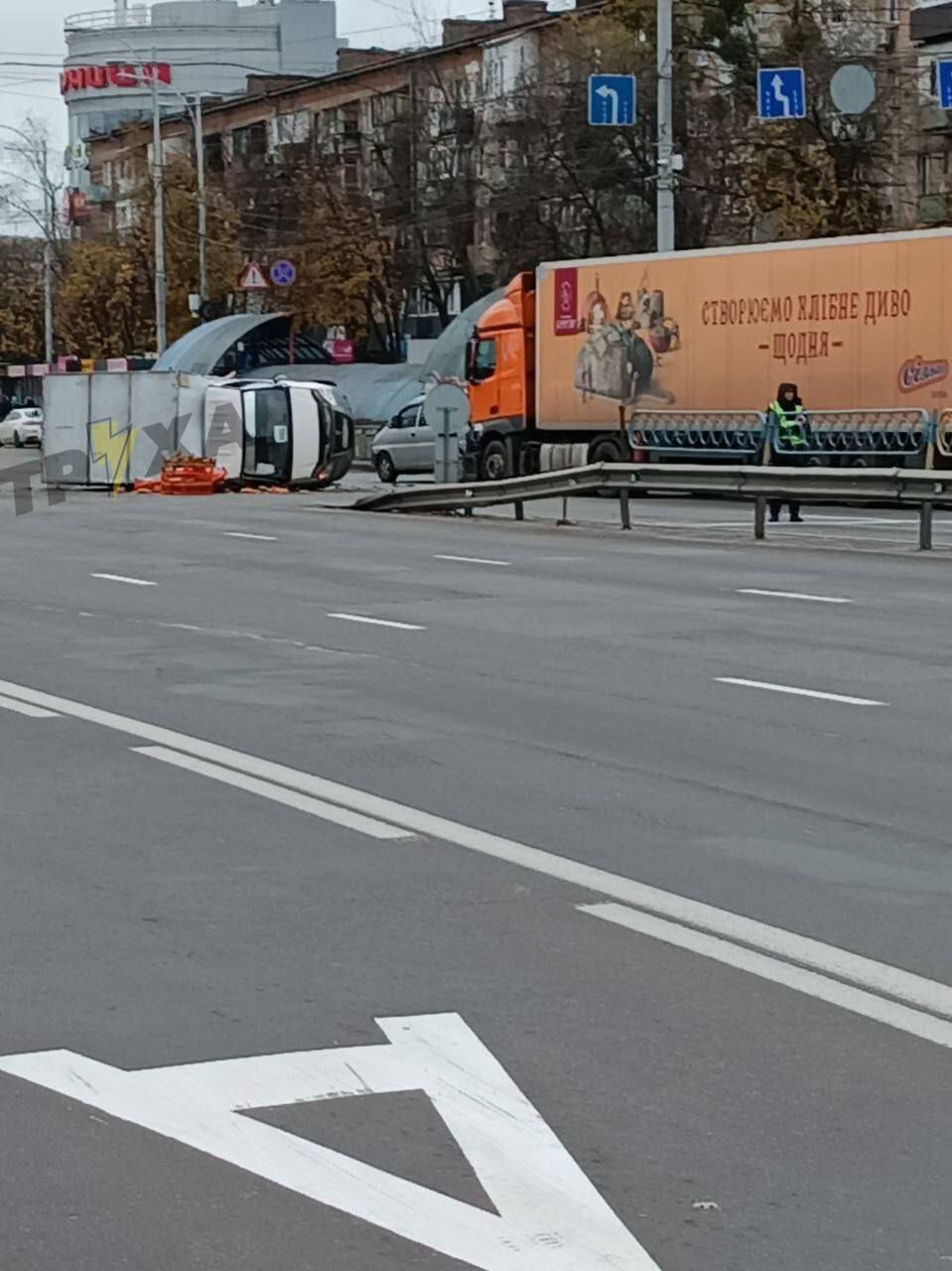 В Киеве произошло ДТП с участием фуры: одна из машин перевернулась. Видео