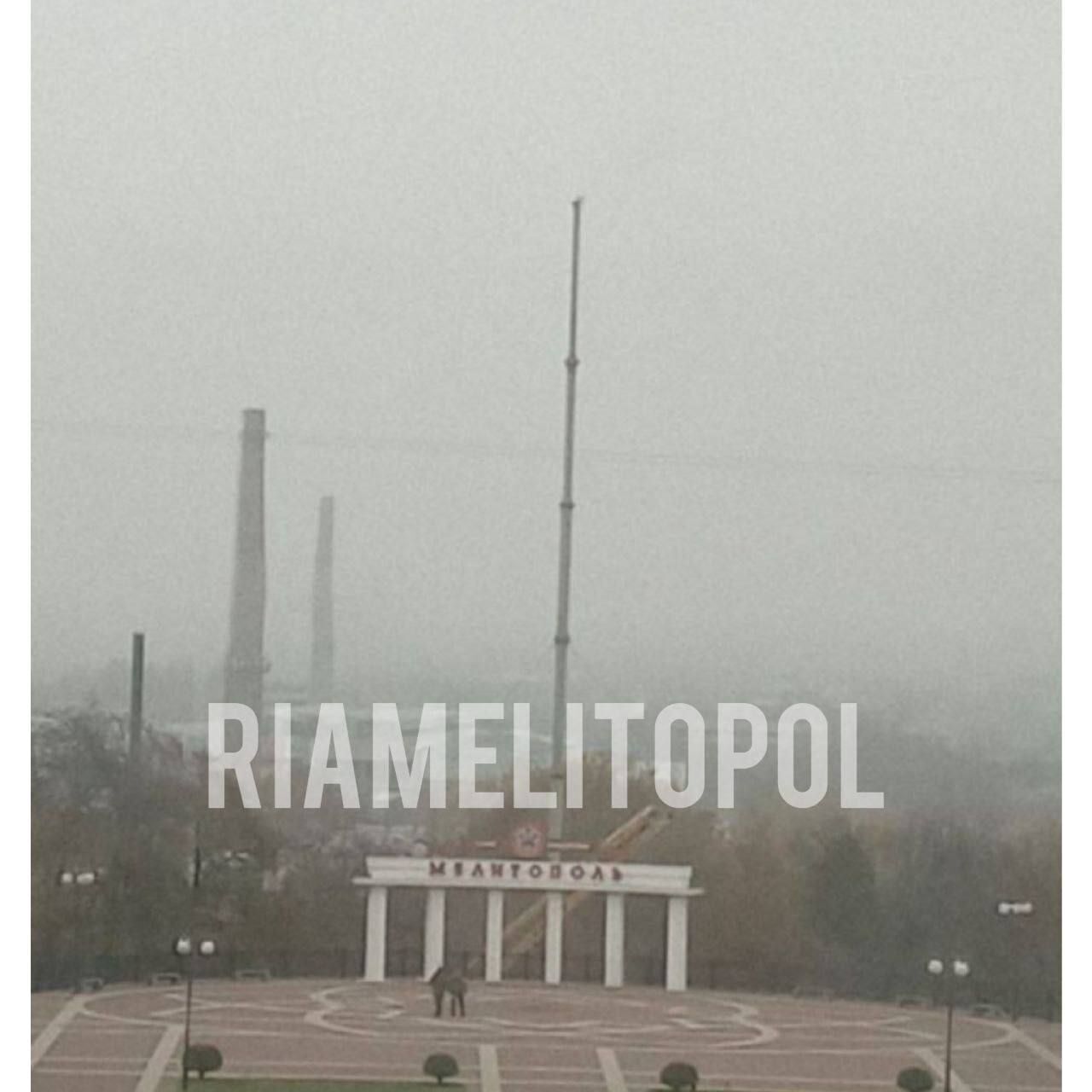 У Мелітополі на головній площі зник прапор Росії: у мережі провели аналогію з Херсоном. Фото