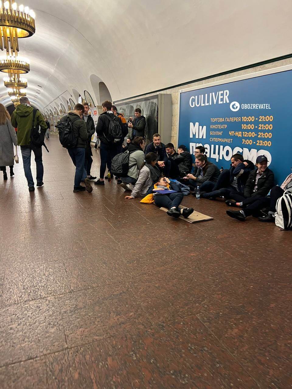У метро Києва українці перечікують повітряну тривогу з комфортом: на килимках та стільчиках. Фото