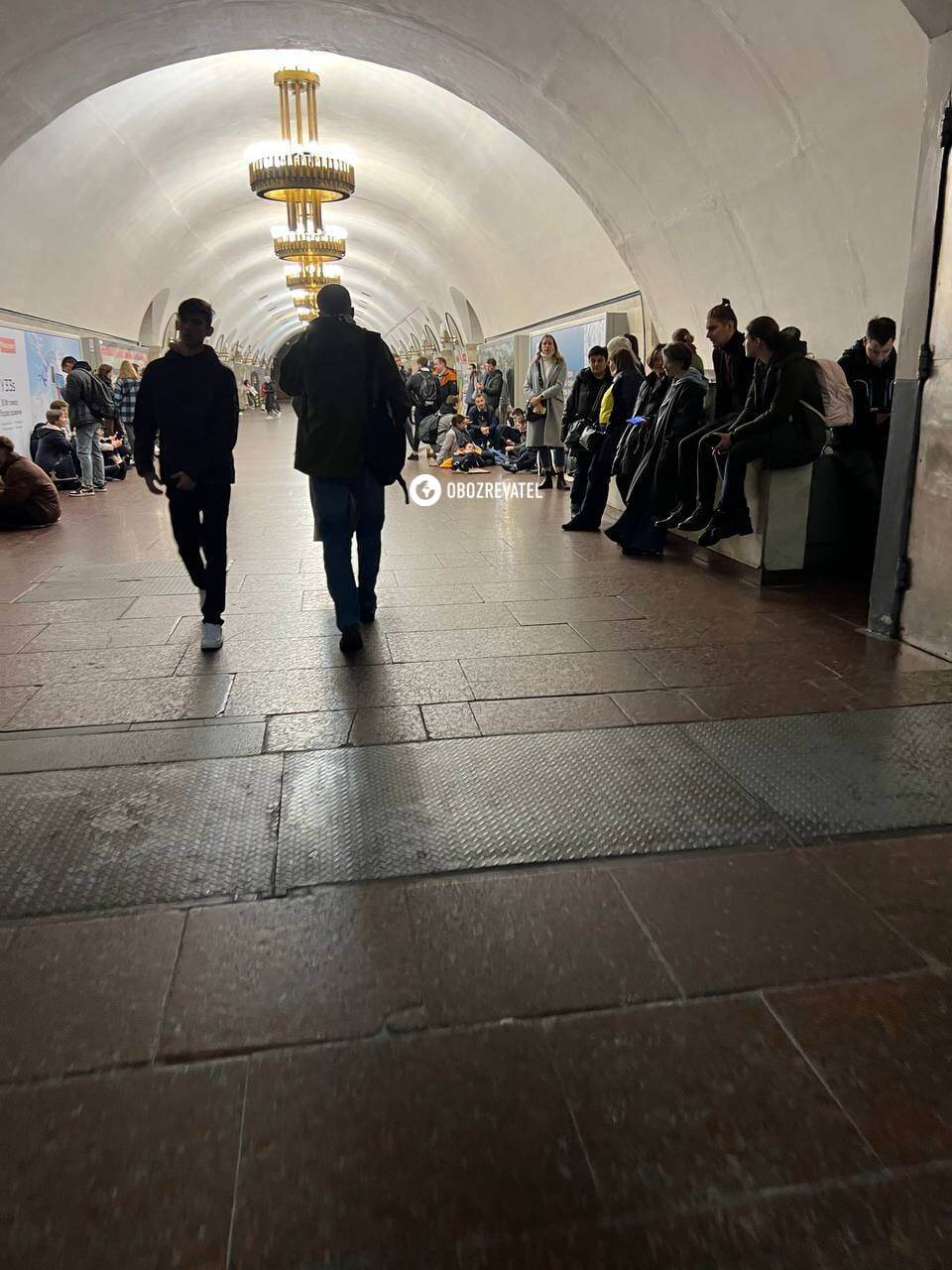 У метро Києва українці перечікують повітряну тривогу з комфортом: на килимках та стільчиках. Фото