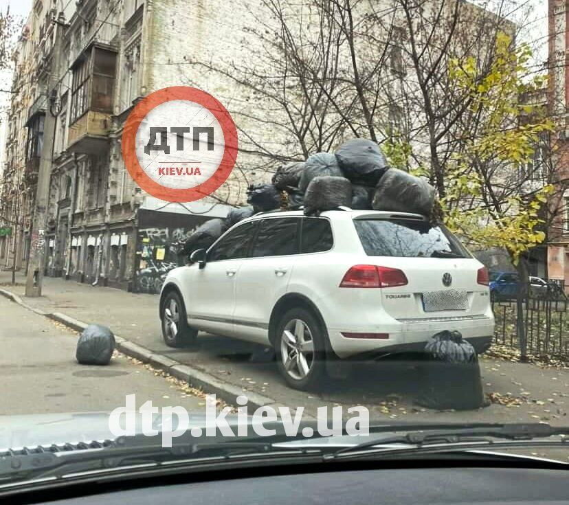 В Киеве автомобиль "героя парковки" забрасали мешками с мусором. Фото