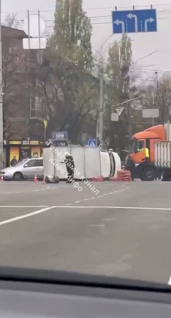 У Києві сталась ДТП за участю фури: одна з машин перекинулась. Відео