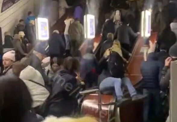 В Киеве на станции метро неизвестный роспылил газ из баллончика. Видео
