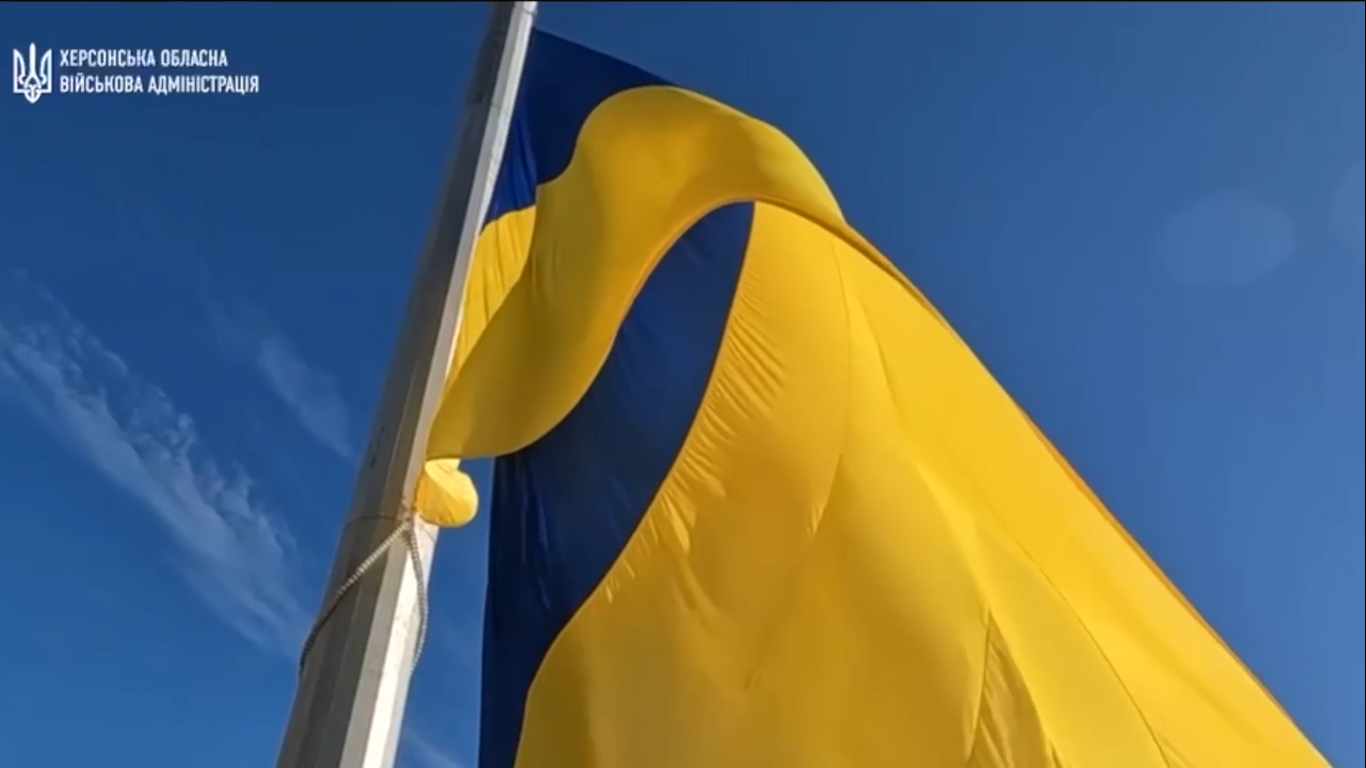 В Херсоне подняли гигантский флаг Украины: впечатляющее видео